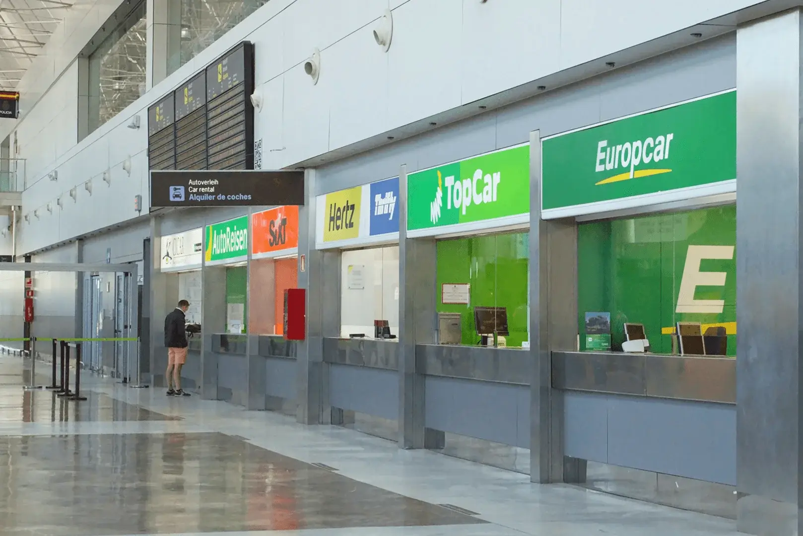 Foto: Verschiedene Schalter der Autovermietung im Flughafen