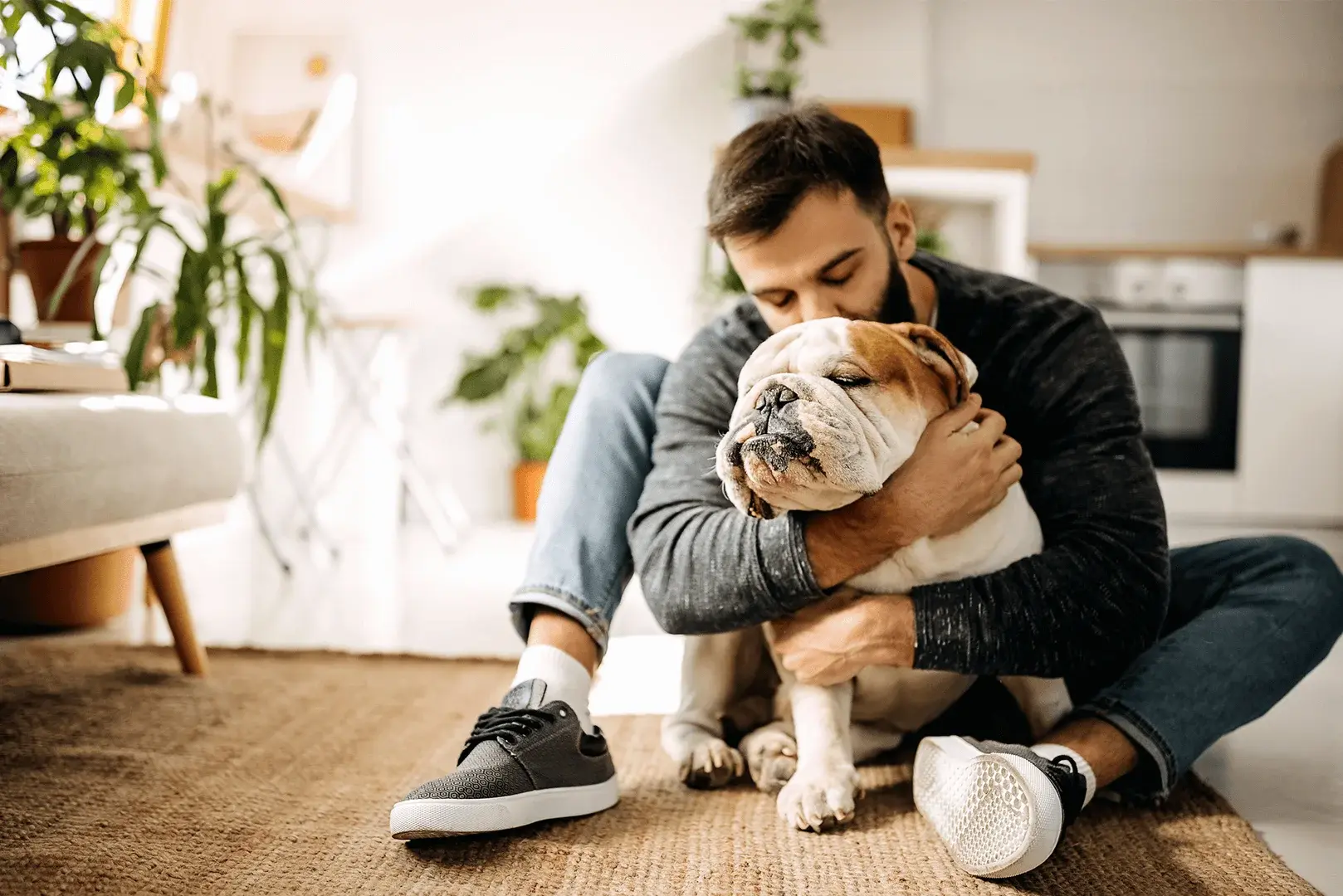 Foto: ein Mann umarmt seinen Hund in der Wohnung