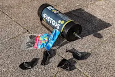 Foto: eine Lachgas Flasche mit Luftballons liegen auf der Straße