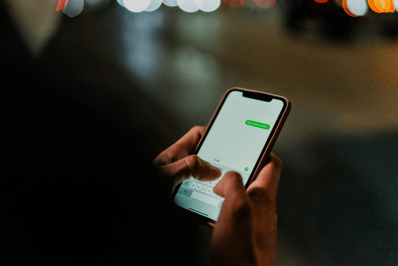 Foto: eine Person chattet in Whatsapp