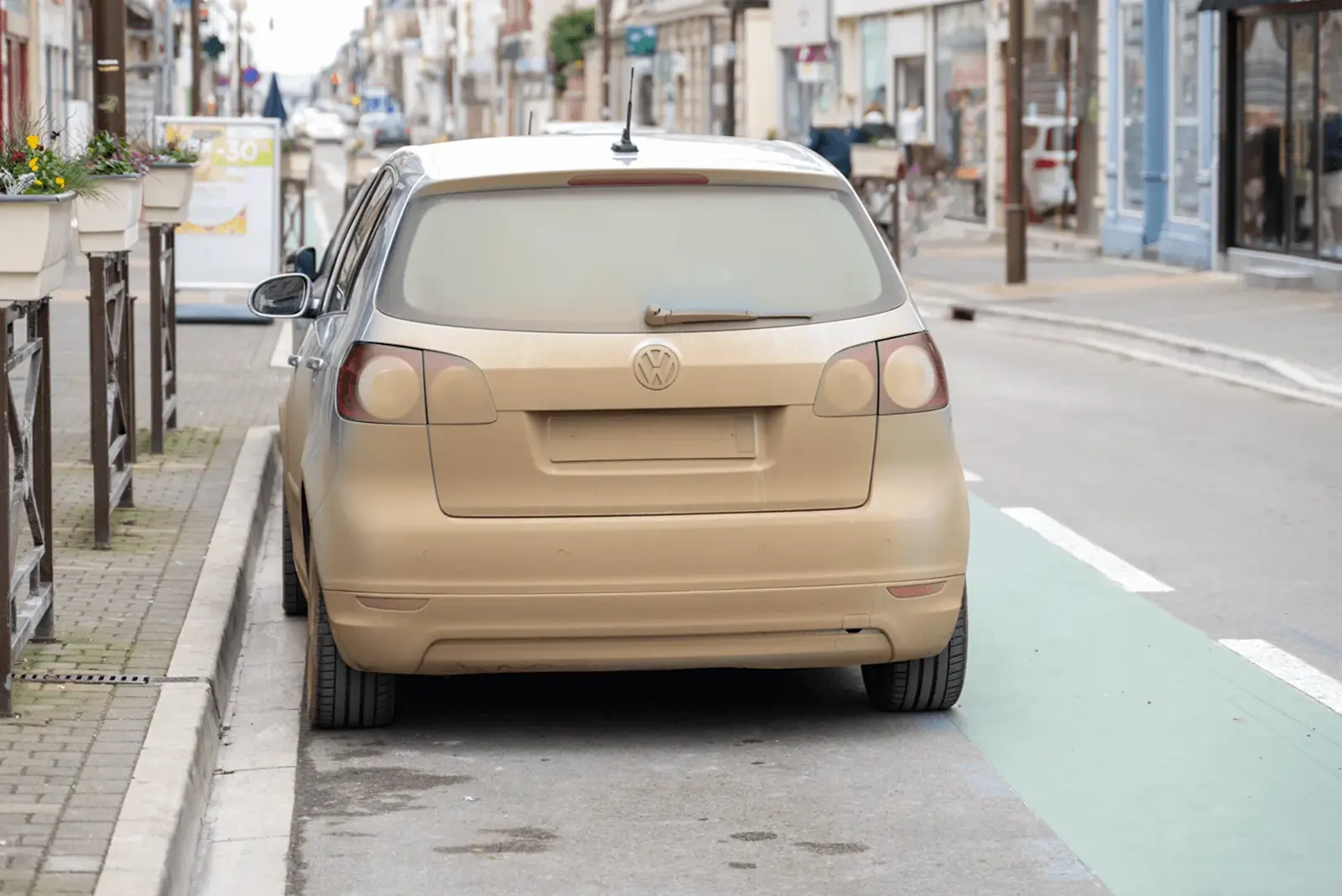 Foto: Ein parkendes Auto, bei dem dich das Kennzeichen nicht meht erkennen lässt