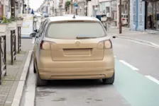 Foto: Ein parkendes Auto, bei dem dich das Kennzeichen nicht meht erkennen lässt