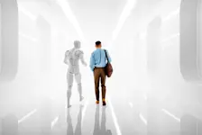 Foto: ein Anwalt geht neben einer KI einen Flur entlang