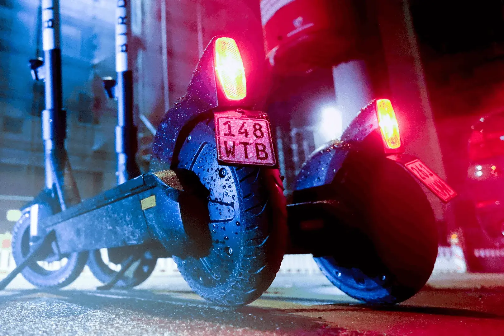 Foto: zwei E-Scooter Kennzeichen sind zusehen