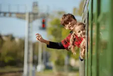 Foto: zwei Kinder verreisen allein mit dem Zug