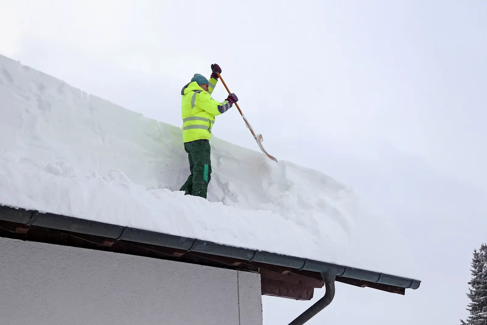 Blogartikel: Worauf Hauseigentümer bei Schneefall achten müssen 