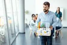 Foto: ein Mann muss seinen Arbeitplatz verlassen wegen einer Kündigung