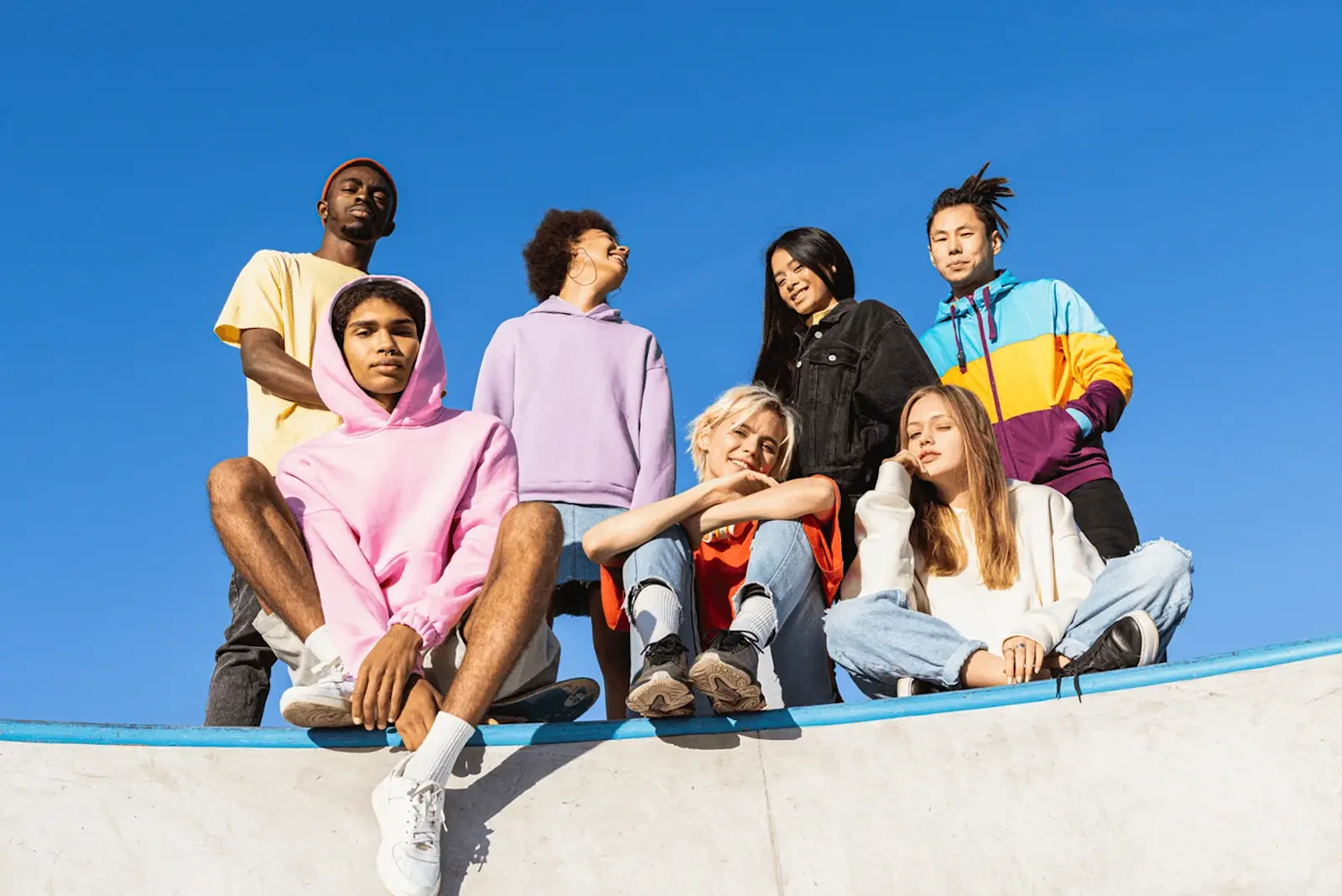 Foto: eine Gruppe von Jugendlichen unterschiedlichem Alters