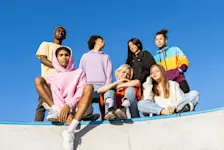 Foto: eine Gruppe von Jugendlichen unterschiedlichem Alters