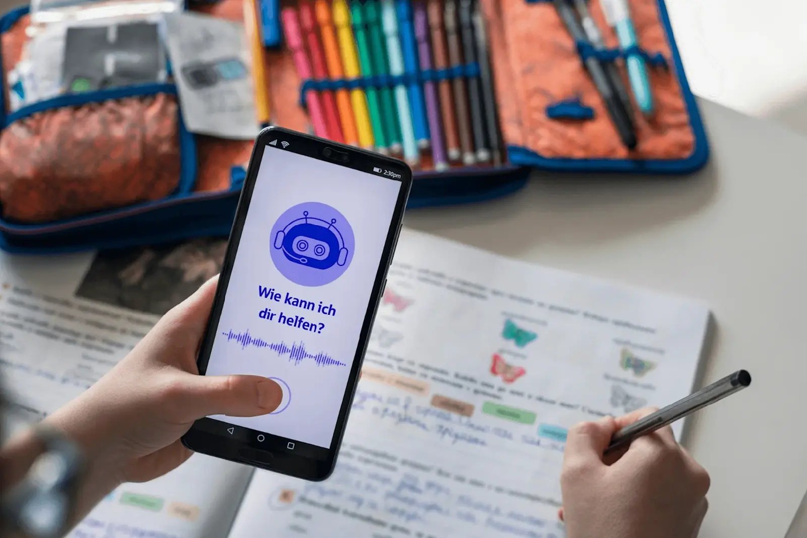 Foto: ein Kind macht seine Hausaufgaben mit einem KI-Chatbot.
