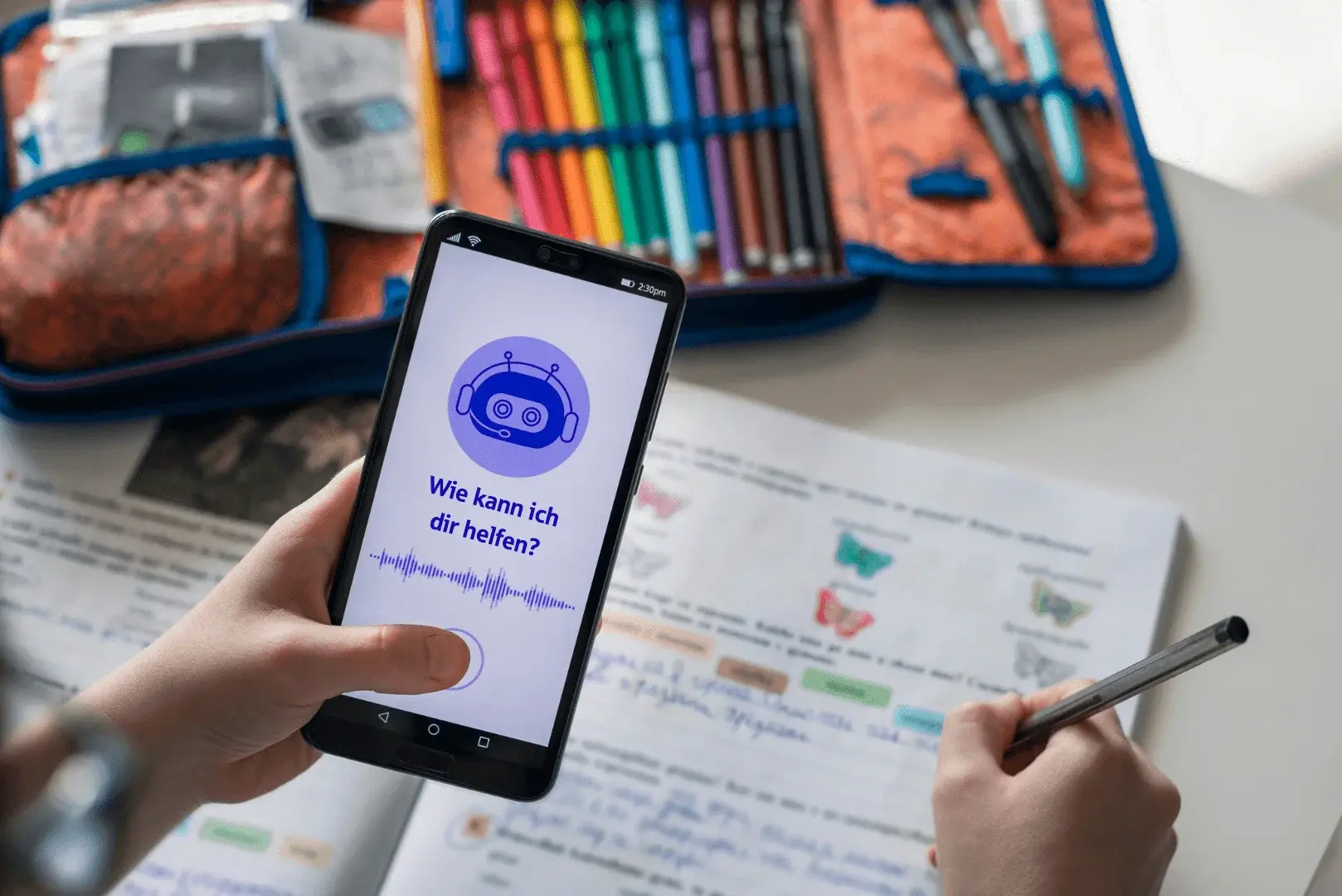 Foto: ein Kind macht seine Hausaufgaben mit einem KI-Chatbot.