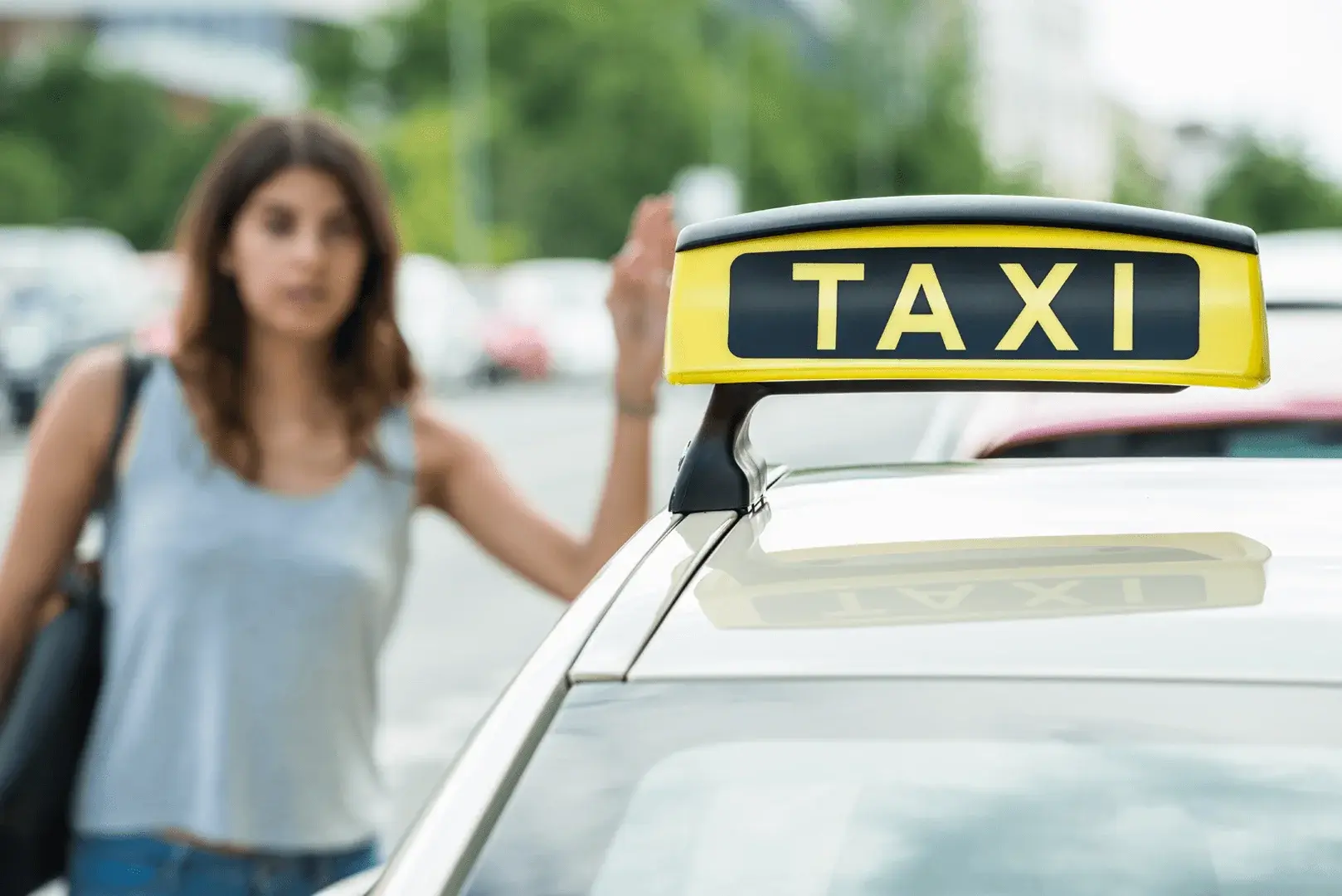 Foto: Eine Frau schaut irritiert einem Taxi hinterher, das einfach an ihr vorbei fährt.