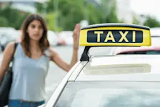 Foto: Eine Frau schaut irritiert einem Taxi hinterher, das einfach an ihr vorbei fährt.