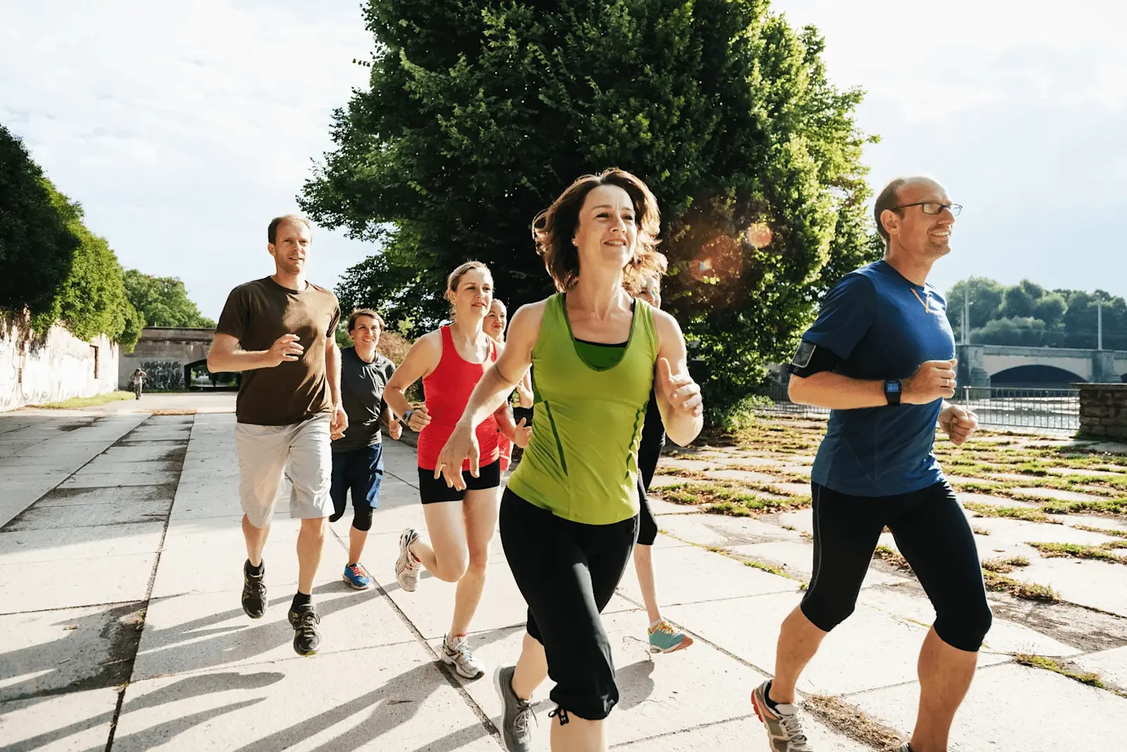 Foto: eine Gruppe von Kollegen joggen beim Firmensport
