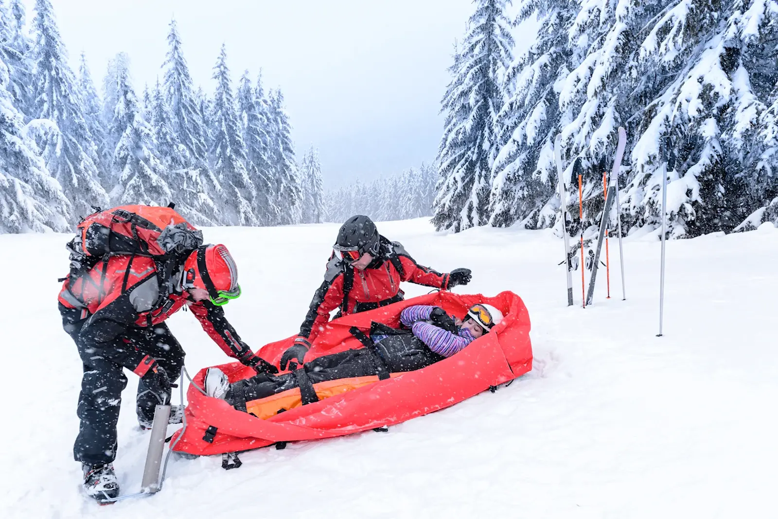 Foto: Eine Person hatte ein Skiunfall und wird vom Rettungsdienst abtransportiert.