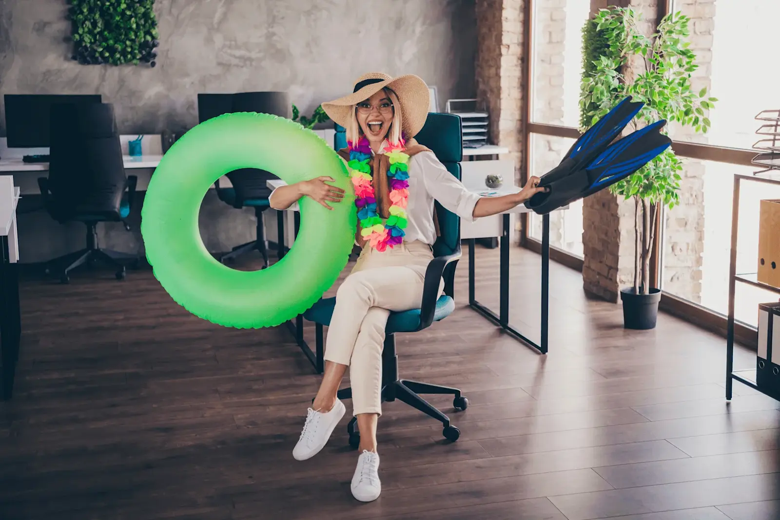 Foto: Eine Frau freut sich auf ihren Jahresurlaub