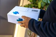 Foto: Ein Paketbote liefert ein Paket von einer Versand-Apotheke
