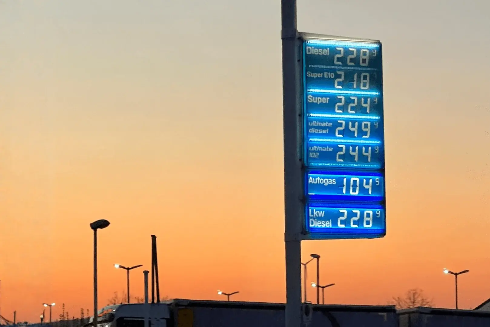 Foto: Preis-Anzeige einer Tankstelle