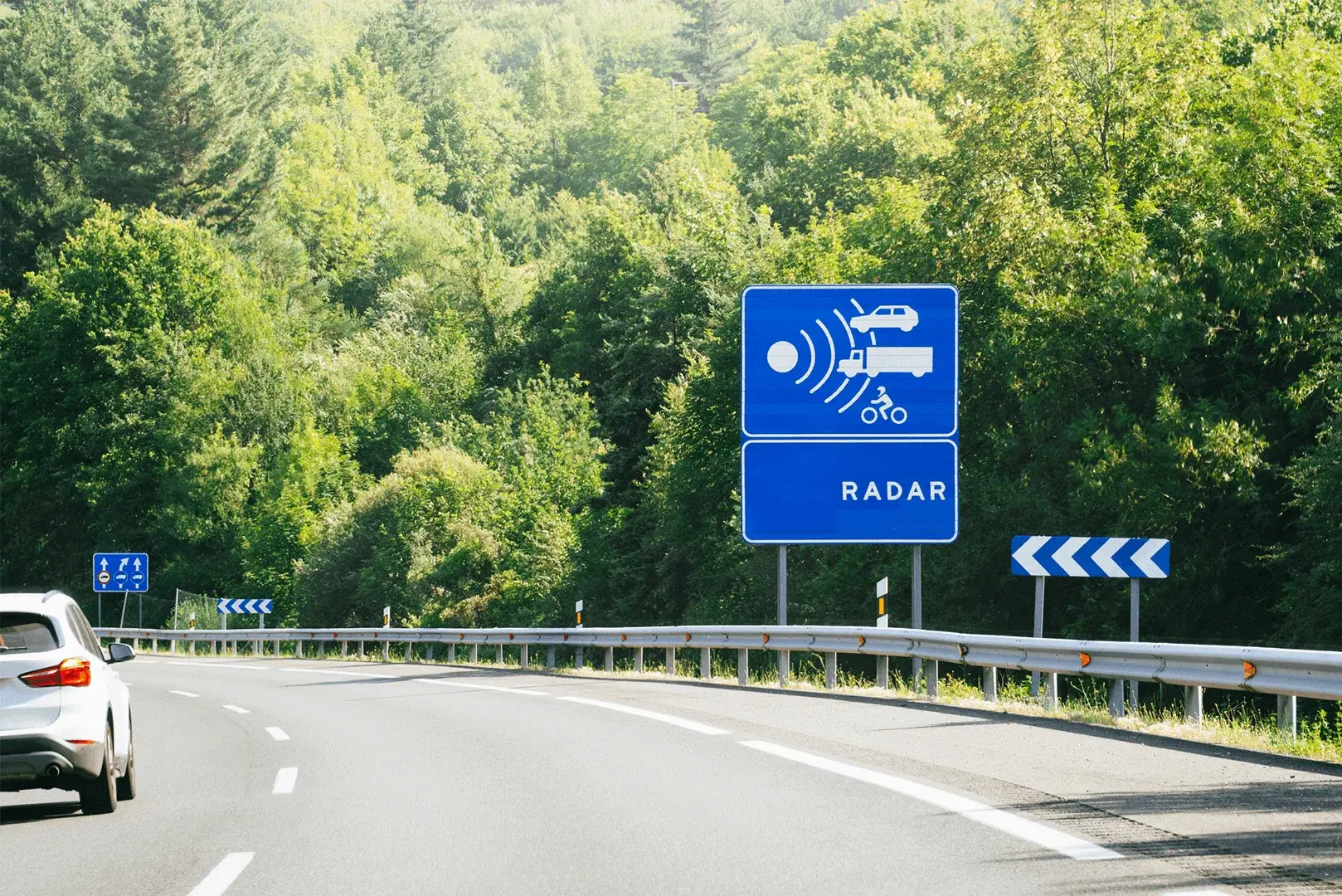 Foto: Hinweisschild für eine Radarkontrolle
