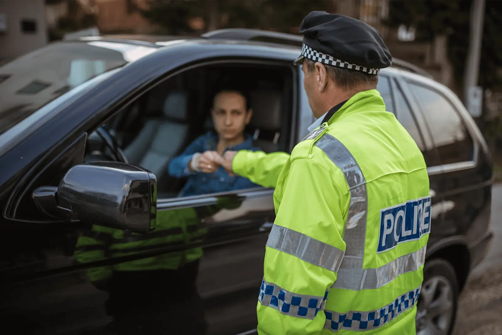 Foto: eine Person wird von einem Polizisten im Ausland kontrolliert.