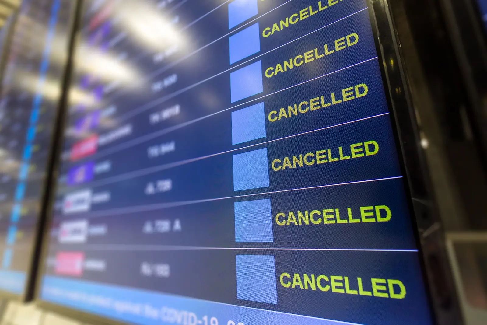 Foto: Anzeigenrtafel zeigt stornierte Flüge