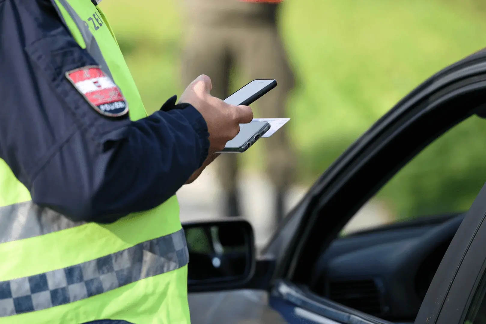 Foto: Ein Polizist kontrolliert den digitalen Führerschein