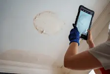 Foto: in einem Zimmer wird ein Wasserschaden aufgenommen
