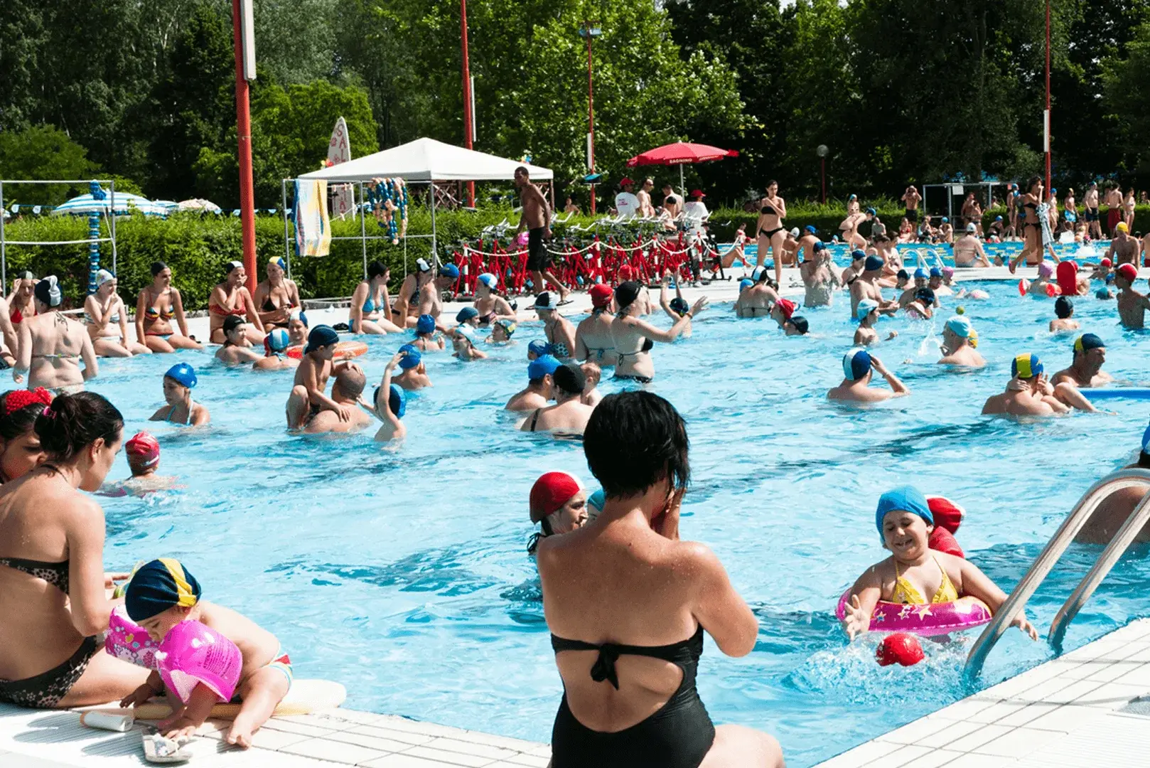 Foto: ein volles Freibad, viele Menschen schwimmen, wer haftet wenn etwas geklaut wird.