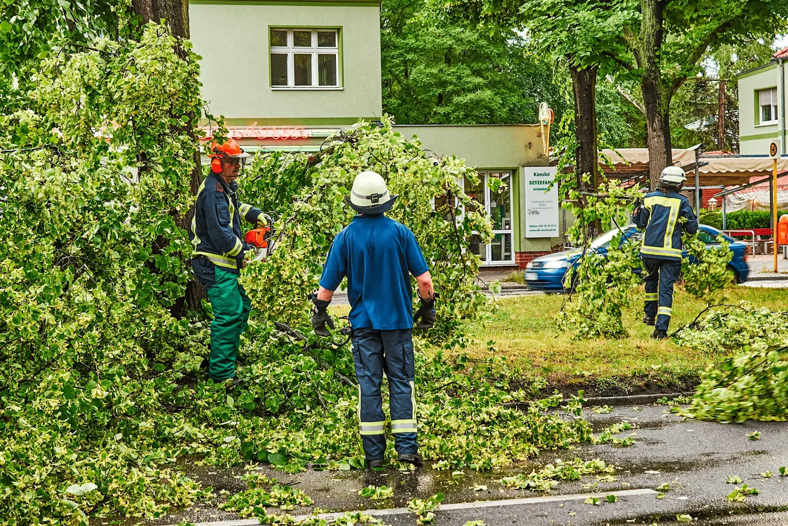Foto: Sturmschäden werden von der Feuerwehr begutachtet