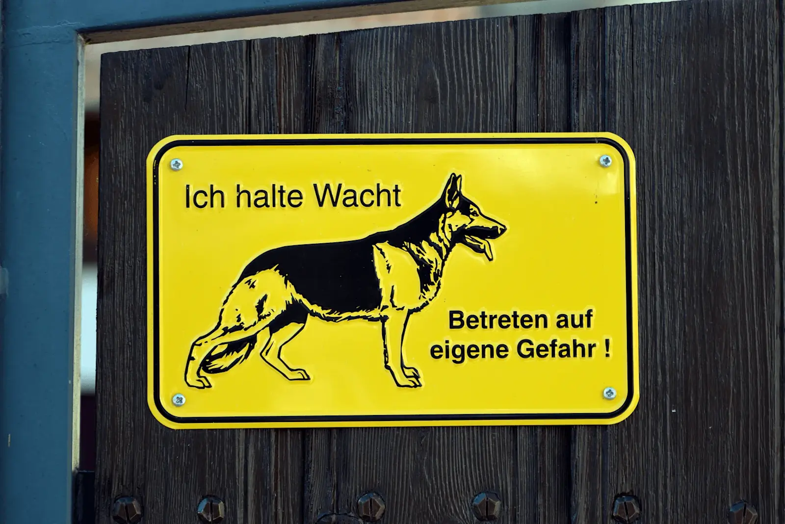 Foto: Schild am Gartenzaun mit der Aufschrift "Hier wache ich"