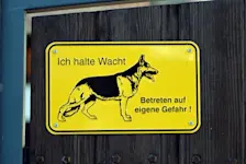 Foto: Schild am Gartenzaun mit der Aufschrift "Hier wache ich"