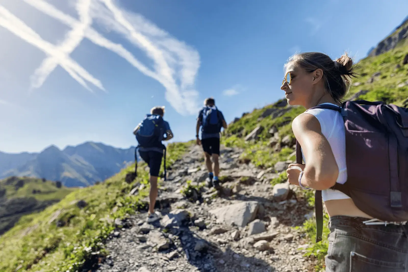 Foto: eine Gruppe von Personen wandert einen Berg hoch