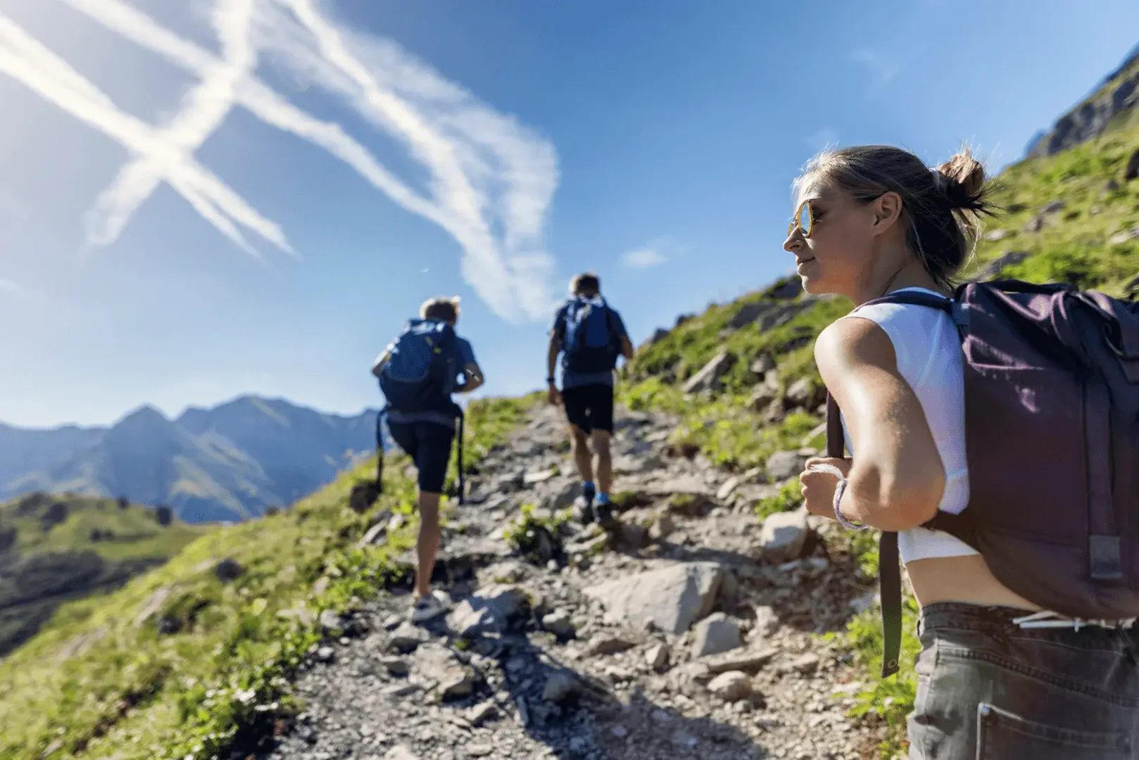 Foto: eine Gruppe von Personen wandert einen Berg hoch