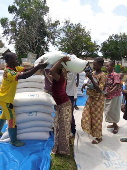 Distribution de vivres à Ndim aux personnes ayant fui la crise actuelle. ©OCHA/Odilon Nzango, Ndim, Préfecture de l'Ouham-Pendé, RCA, juillet 2021.