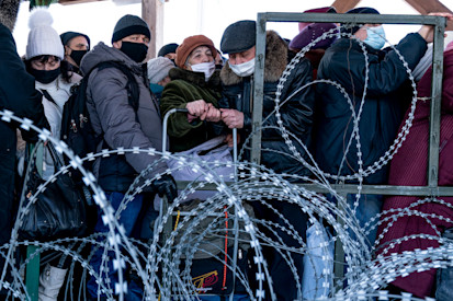 People are waiting to cross the "contact line" in eastern Ukraine.