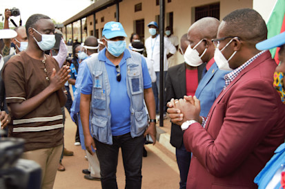 Arrivée en toute sécurité du premier convoi de 485 rapatriés burundais du camp de réfugiés de Mahama à la frontière de Nemba/Gasenyi, accompagnés par le HCR Rwanda et des délégués du gouvernement du Rwanda, et reçus par le HCR Burundi et des délégués du gouvernement du Burundi. © HCR 2020/Bernard Ntwari