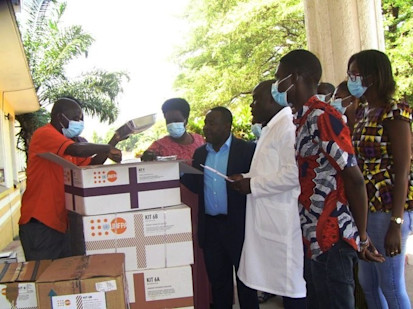 Le personnel du UNFPA faisant une démonstration du contenu des kits de santé reproductive et d'équipement de protection individuelle. © UNFPA Burundi/2020