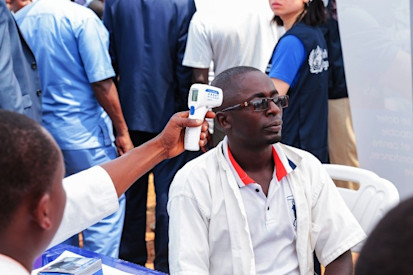 Screening session and temperature control. © OMS Burundi/2020/Dismas Junior