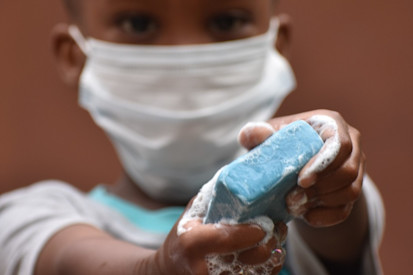 un enfant se lave les mains avec le savon bleu © UNICEF Burundi/juillet 2020