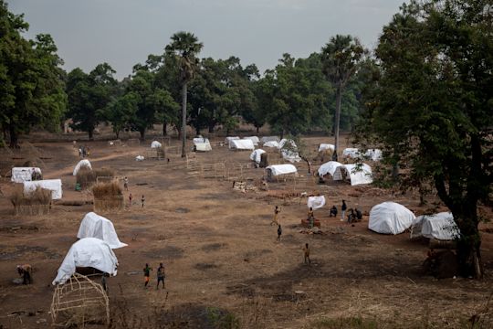 A new site with emergency shelters for people displaced by the latest wave of violence that began in mid-December 2020 ahead of the general elections is being set up in Batangafo. ©OCHA/Adrienne Surprenant, Batangafo, Ouham Prefecture, CAR, 2021.