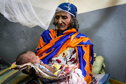 Gore : A Chadian returnee cradles her grandchild