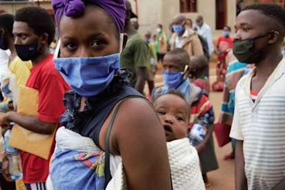 Imodoka zitahukanye impunzi zivuye mu rwanda ziciye kumupaka wa nemba. Izo mpunzi zirindiriye gufatwa ibipimo vya COVID-19. © UNHCR 2020/Bernard Ntwari