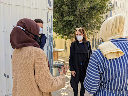مساعد الأمين العام والمنسق المقيم ومنسق الشؤون الإنسانية جورجيت غانيون تلتقي بعدد من المدرسين في مخيم للنازحين في أبو سليم، طرابلس (مكتب تنسيق الشؤون الإنسانية/جينيفر بوزا رتكا)