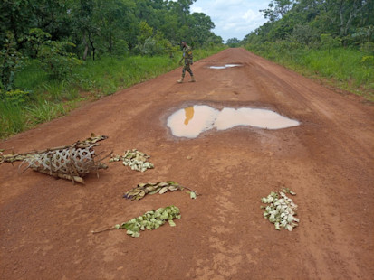 Un casque bleu analyse un lieu où des engins explosifs ont été trouvés en Avril sur la route Bocaranga-Bouar dans l'ouest. ©MINUSCA, Centrafrique, 2021