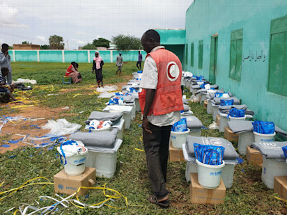 UNHCR and partners during a distribution to flood-affected people (UNHCR)