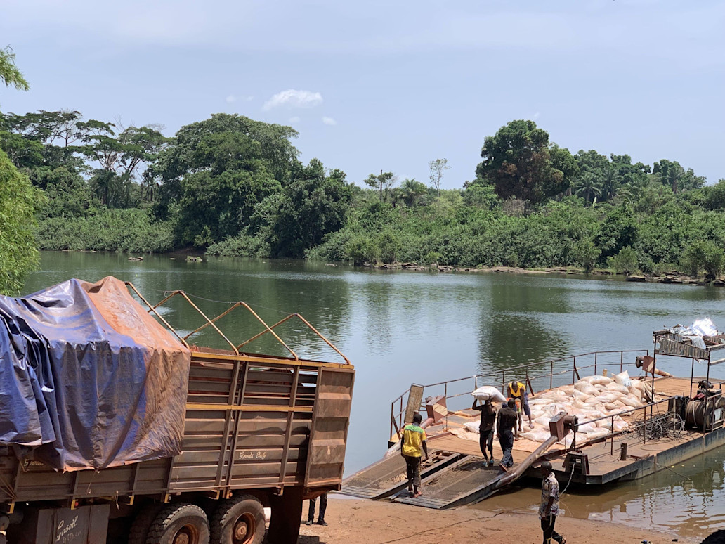 Déchargement des vivres du Programme alimentaire mondial (PAM) sur la rivière Chinko, destinés aux demandeurs d'asile soudanais installés à Dembia sur l'axe Rafaï-Zémio. ©OCHA/N. Harold, Préfecture du Mbomou, République centrafricaine