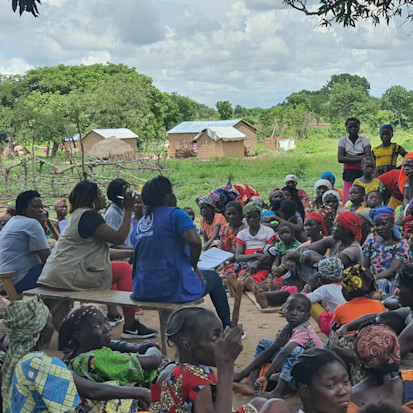 Humanitarian workers discussing with Chadian asylum-seekers in Bedaka. ©OCHA/Petula Malo, Lim-Pendé Prefecture, Central African Republic, 2023.
