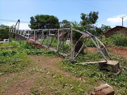 Une pylône électrique tombée dans le village de Danzi lors des pluies torrentielles le 23 avril 2021. ©Droits tiers, Danzi, RCA, 2021.