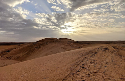 كثبان رملية في مدينة غدامس الليبية الصحراوية (جينيفر رتكا/مكتب الأمم المتحدة لتنسيق الشؤون الإنسانية)