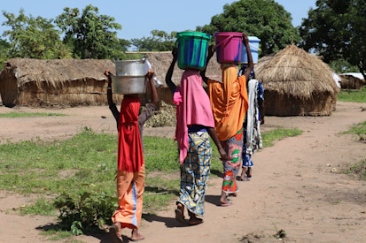 Young girls returning from fetching water in Alindao, Basse-Kotto Prefecture. ©OCHA/Virginie Bero.